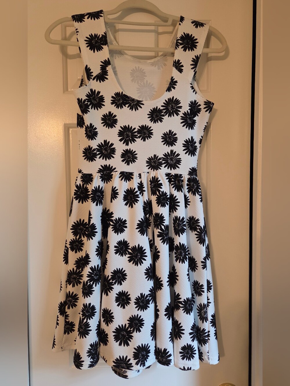 Miss Selfridge Floral Skater Dress White Black Daisy US 6 Textured Knit Mini